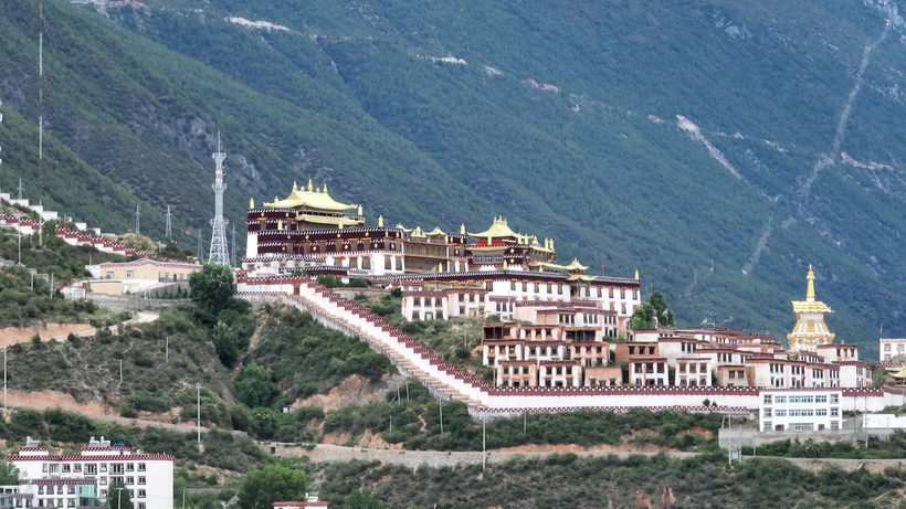 A scenic view of Ganzi Gadan Sangpi Luobuling Si