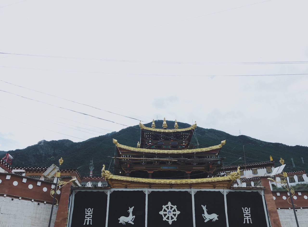 A scenic view of Ganzi Gadan Sangpi Luobuling Si