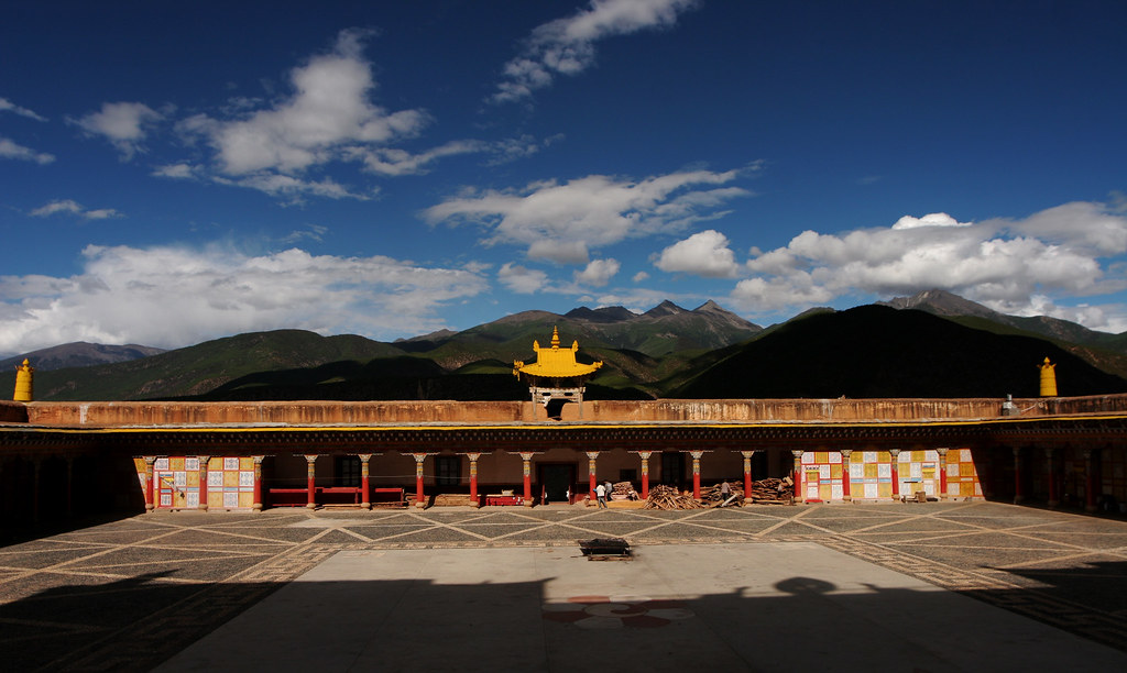 A scenic view of Ganzi Gadan Sangpi Luobuling Si