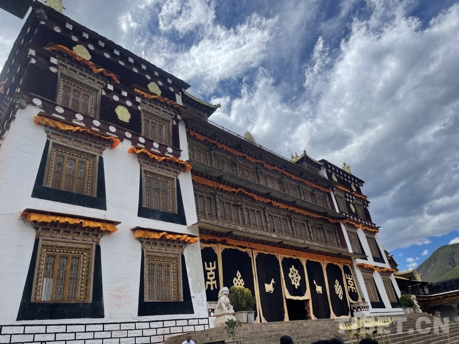 A scenic view of Ganzi Gadan Sangpi Luobuling Si