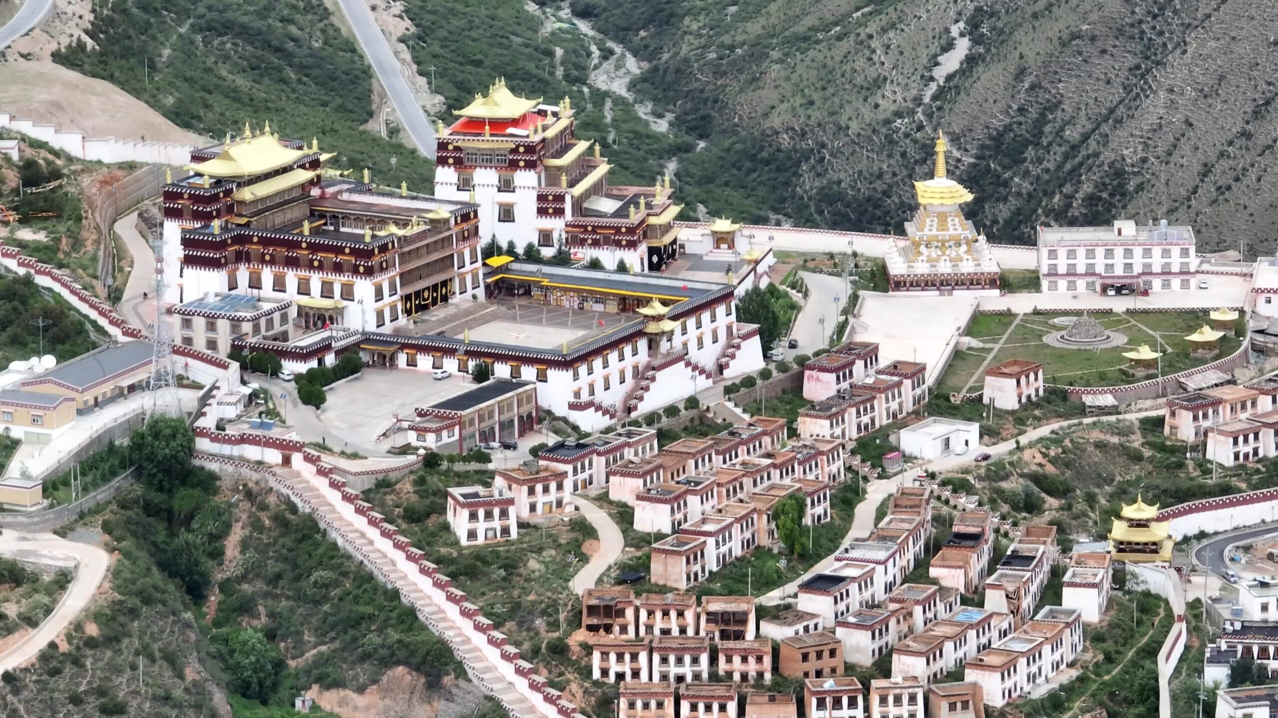 A scenic view of Ganzi Gadan Sangpi Luobuling Si
