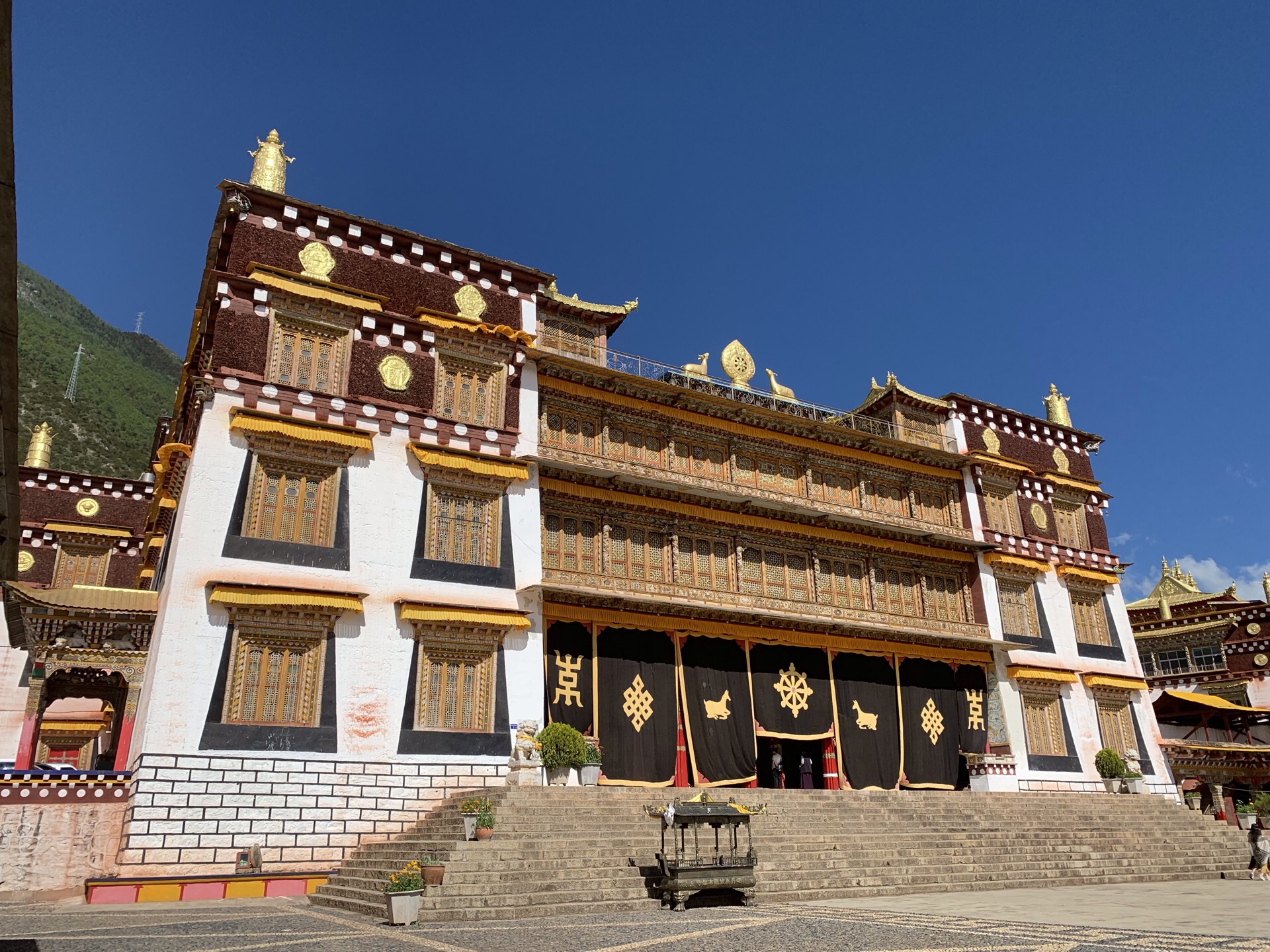 A scenic view of Ganzi Gadan Sangpi Luobuling Si