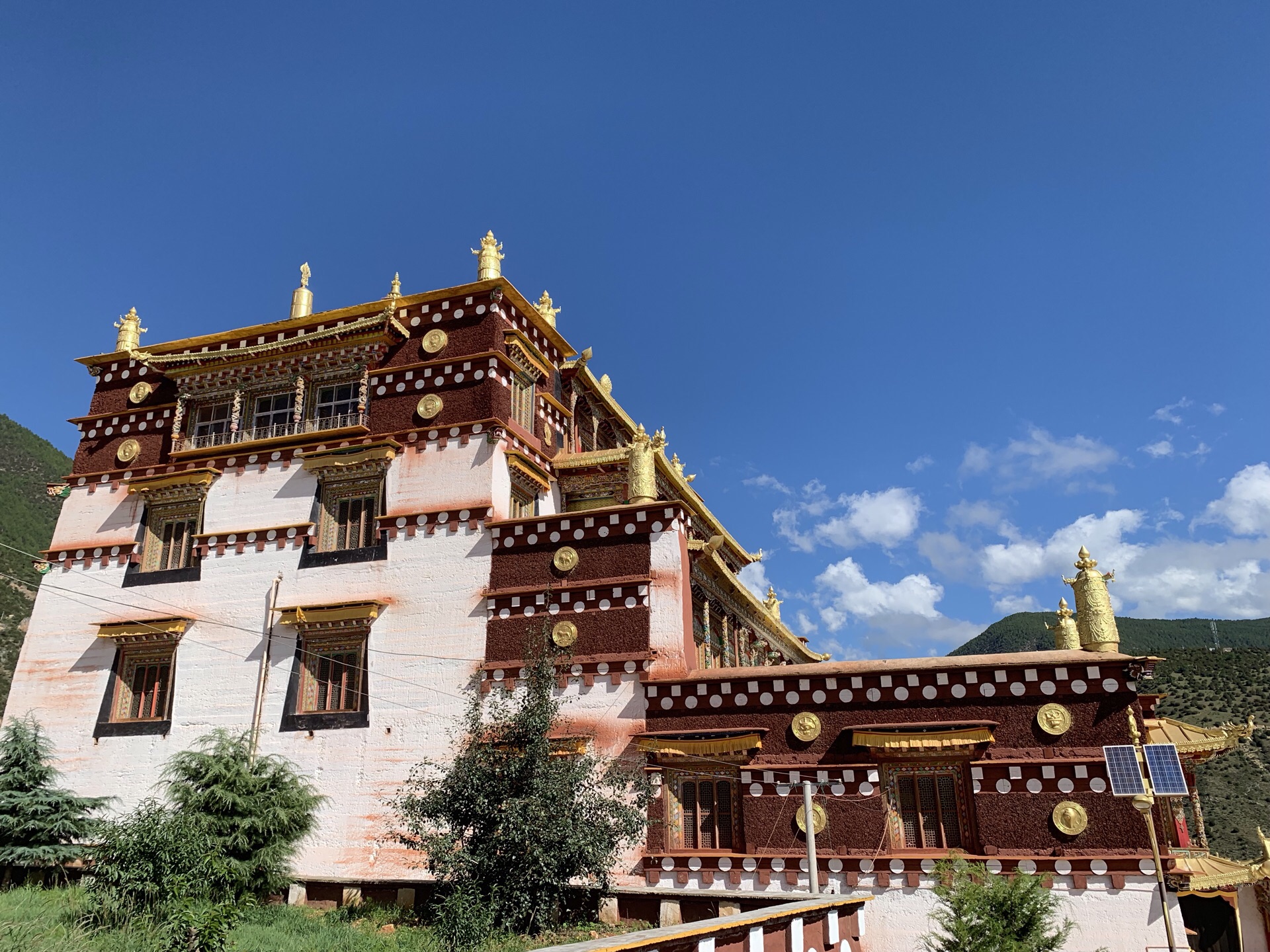 A scenic view of Ganzi Gadan Sangpi Luobuling Si