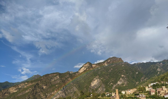 A scenic view of Ganzi Haneyi Xinshiqi Wenhua Yizhi He Handai Shiguanzang Muqun