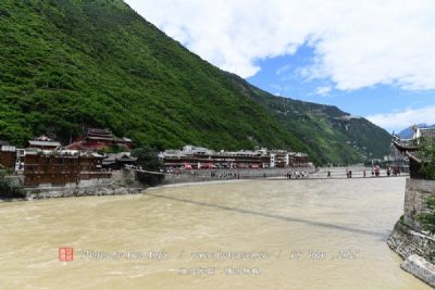 A scenic view of Ganzi Haneyi Xinshiqi Wenhua Yizhi He Handai Shiguanzang Muqun