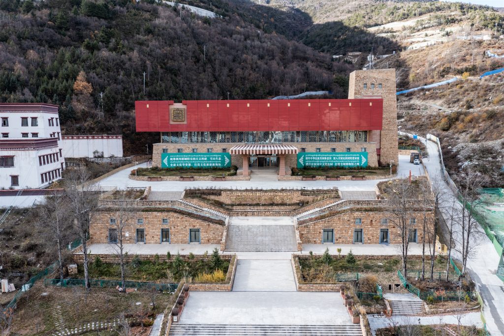 A scenic view of Ganzi Haneyi Xinshiqi Wenhua Yizhi He Handai Shiguanzang Muqun
