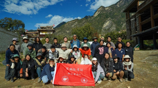 A scenic view of Ganzi Haneyi Xinshiqi Wenhua Yizhi He Handai Shiguanzang Muqun