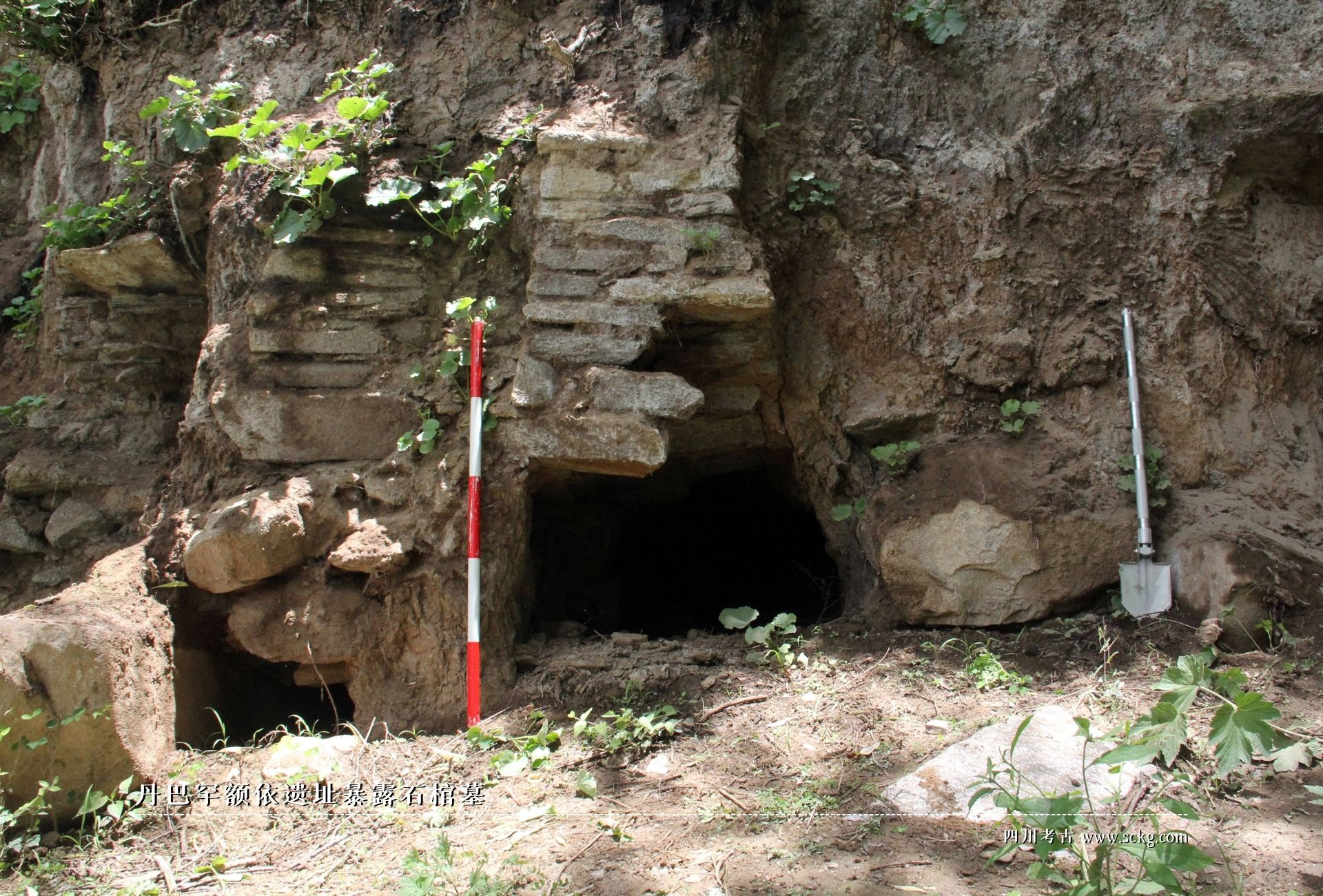 A scenic view of Ganzi Haneyi Xinshiqi Wenhua Yizhi He Handai Shiguanzang Muqun