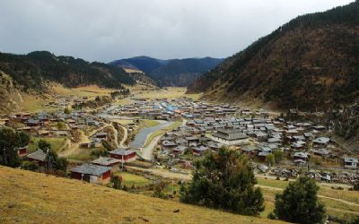 A scenic view of Ganzi Haneyi Xinshiqi Wenhua Yizhi He Handai Shiguanzang Muqun