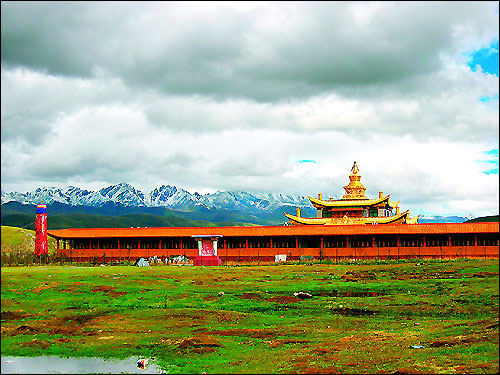 A scenic view of Ganzi Huiyuansi