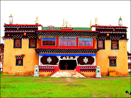 A scenic view of Ganzi Huiyuansi