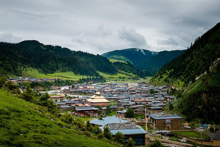 Discover the Hidden Gems of Ganzi Larima Shiban Cangzhai: A Traveler’s Guide to Sichuan’s Tibetan Paradise