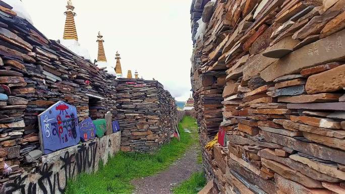 A scenic view of Ganzi Songge Manishi Jingcheng He Bage Manishi Jingqiang