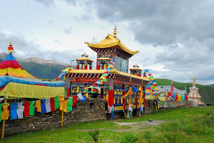 A scenic view of Ganzi Songge Manishi Jingcheng He Bage Manishi Jingqiang