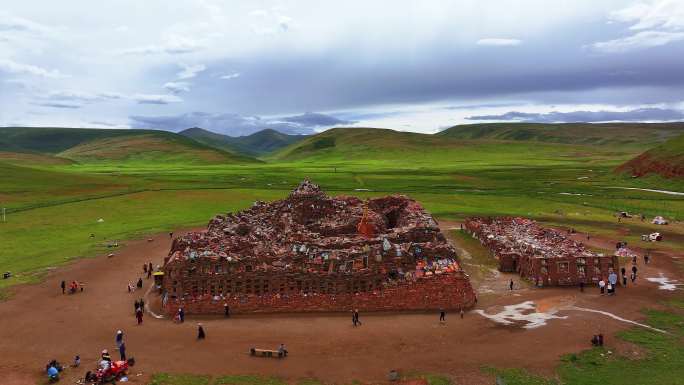 A scenic view of Ganzi Songge Manishi Jingcheng He Bage Manishi Jingqiang