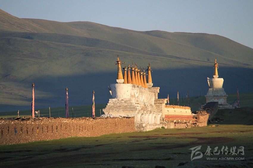 A scenic view of Ganzi Songge Manishi Jingcheng He Bage Manishi Jingqiang