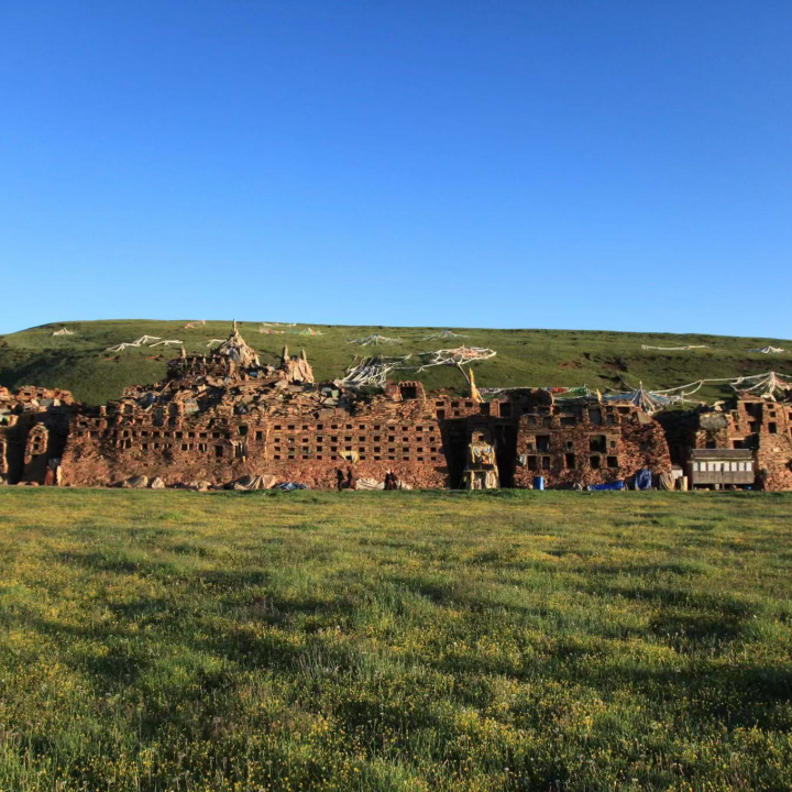 A scenic view of Ganzi Songge Manishi Jingcheng He Bage Manishi Jingqiang