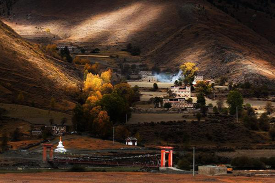 A scenic view of Ganzi Xiangcheng Hangtu Diaolou