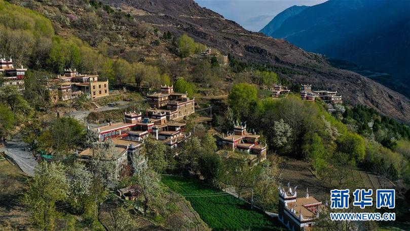 A scenic view of Ganzi Xiangcheng Hangtu Diaolou