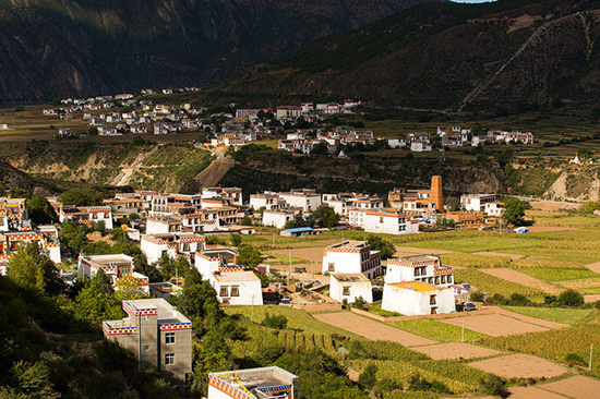 A scenic view of Ganzi Xiangcheng Hangtu Diaolou