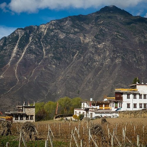 A scenic view of Ganzi Xiangcheng Hangtu Diaolou