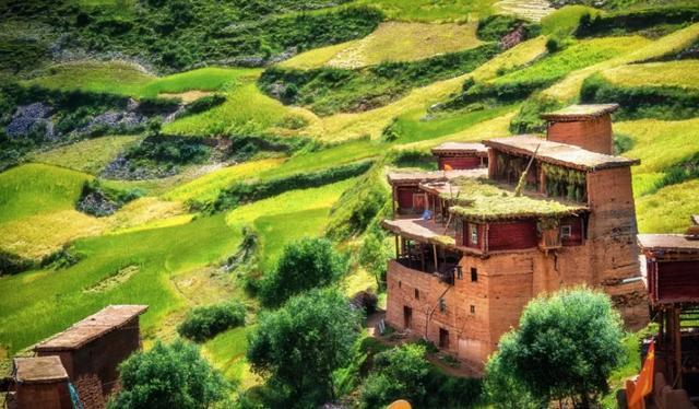 A scenic view of Ganzi Xiangcheng Hangtu Diaolou