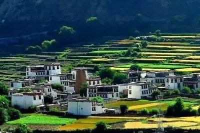 A scenic view of Ganzi Xiangcheng Hangtu Diaolou