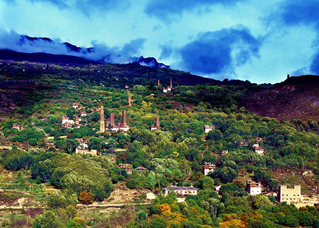 A scenic view of Ganzi Xiangcheng Hangtu Diaolou