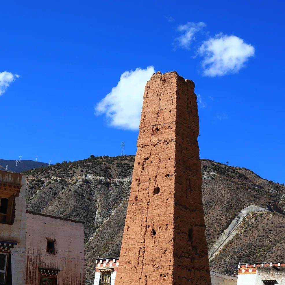 A scenic view of Ganzi Xiangcheng Hangtu Diaolou