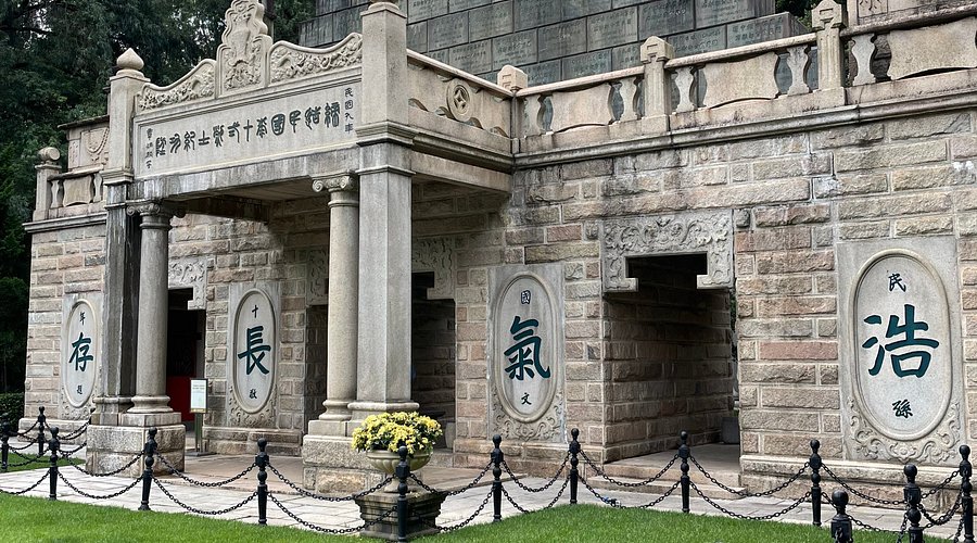 A scenic view of Guangzhou Huanghuagang Qishier Lieshi Mu