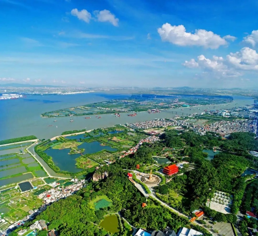 A scenic view of Guangzhou Lianhuashan Gucaishichang