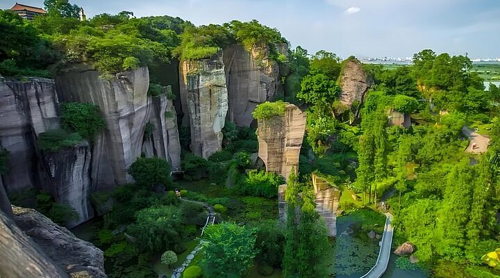 A scenic view of Guangzhou Lianhuashan Gucaishichang