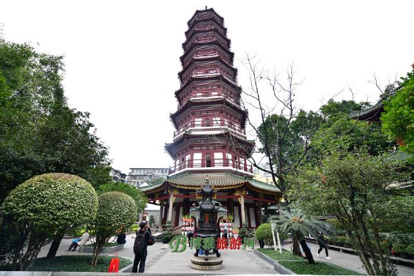 A scenic view of Guangzhou Liurongsi Ta