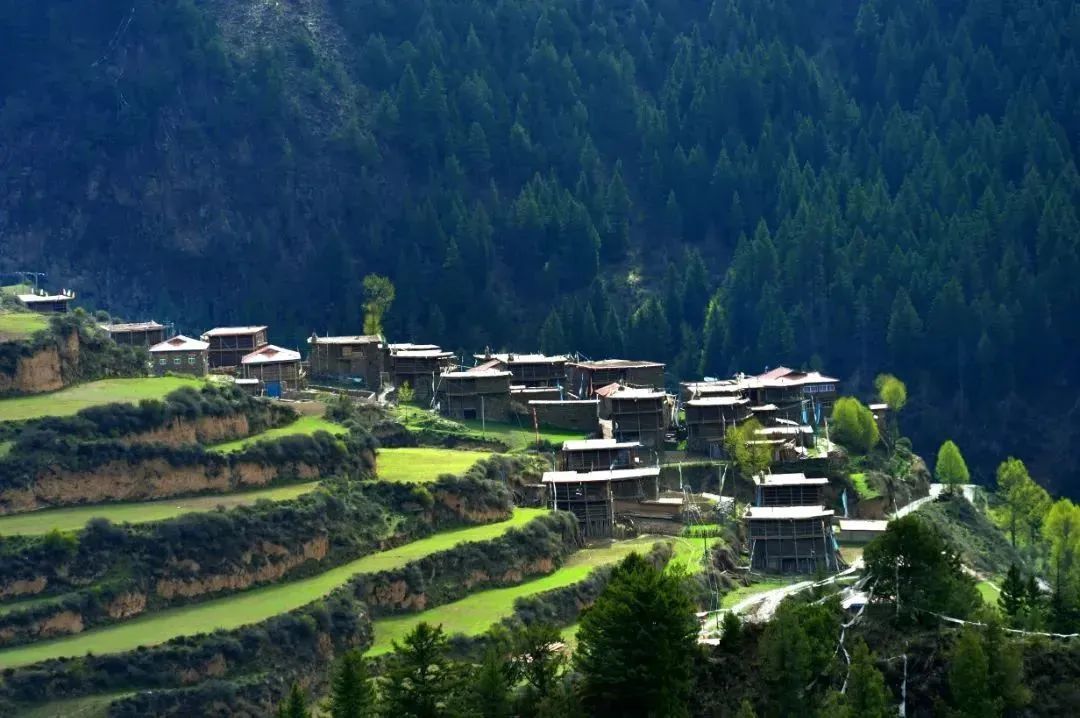 A scenic view of Guoluo Heping Jiefang Jiniandi