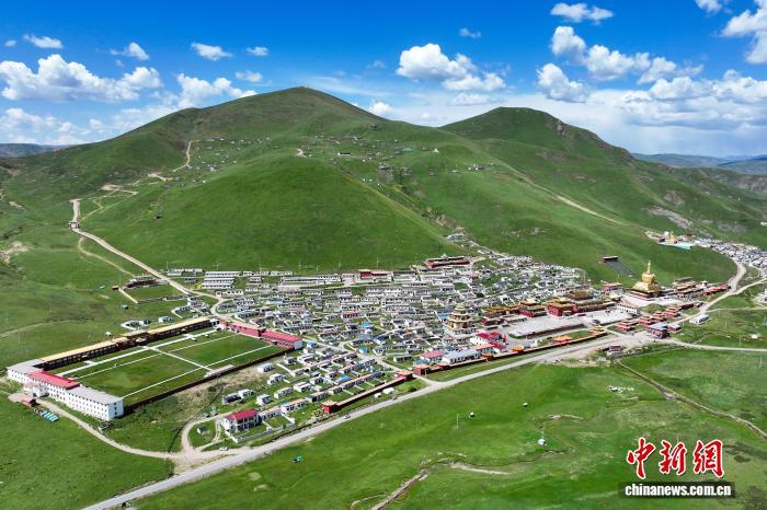 A scenic view of Guoluo Heping Jiefang Jiniandi