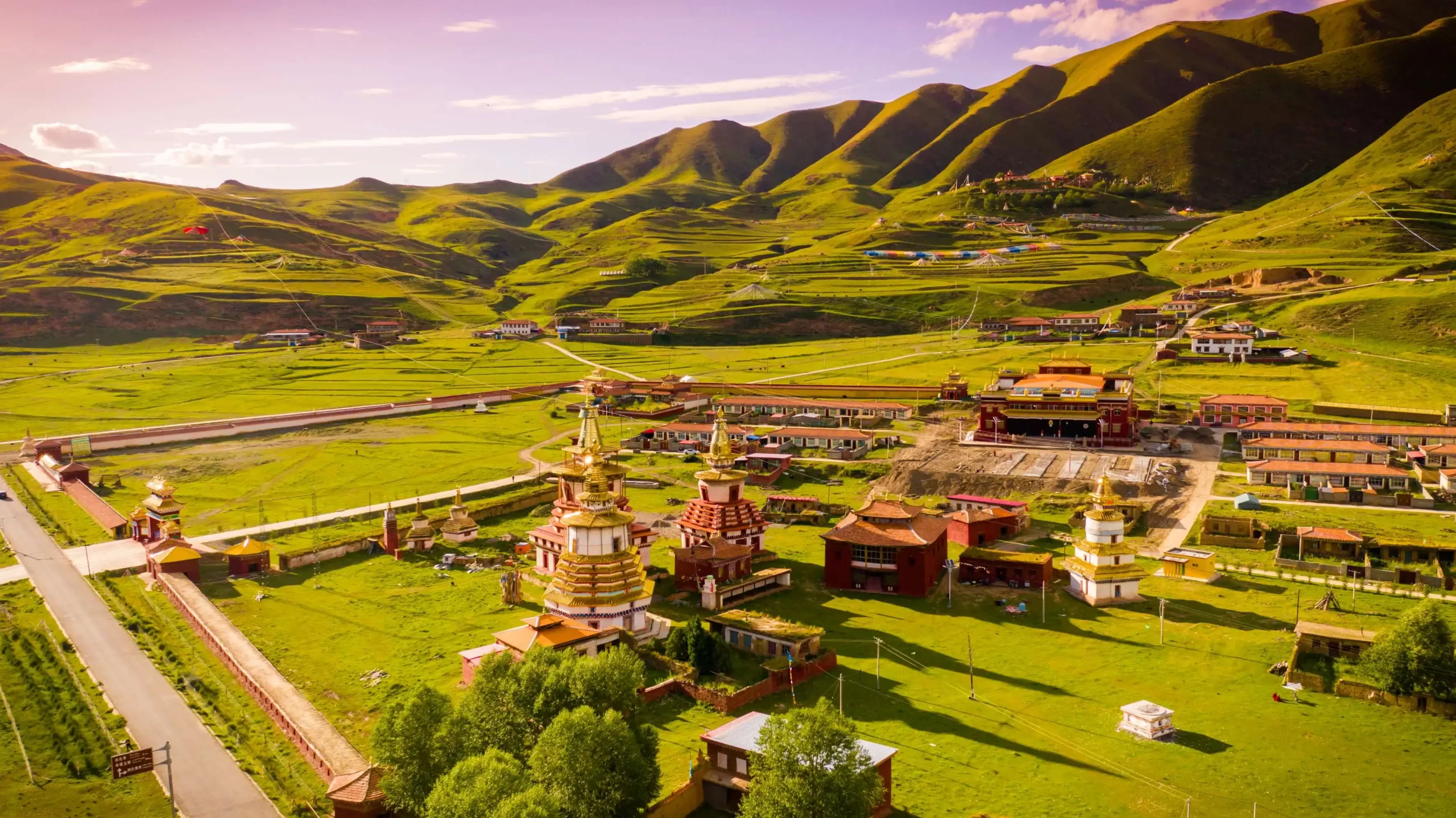 A scenic view of Guoluo Lajiasi