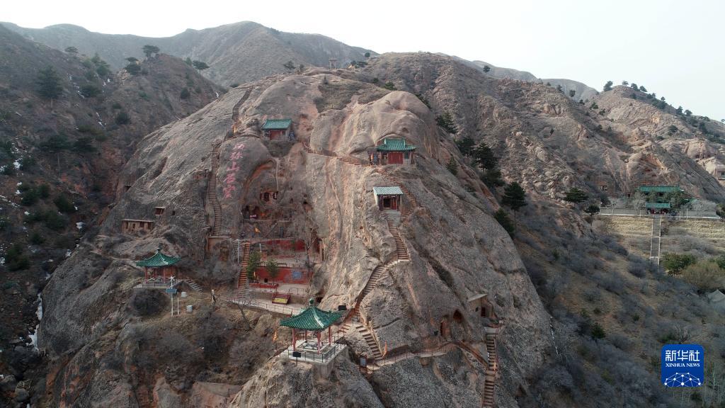 A scenic view of Guyuan Xumishan Shiku