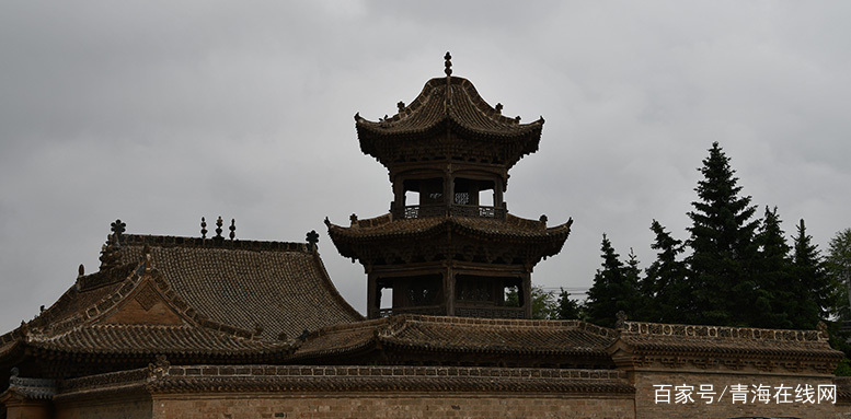 A scenic view of Haidong Hongshuiquan Qingzhensi