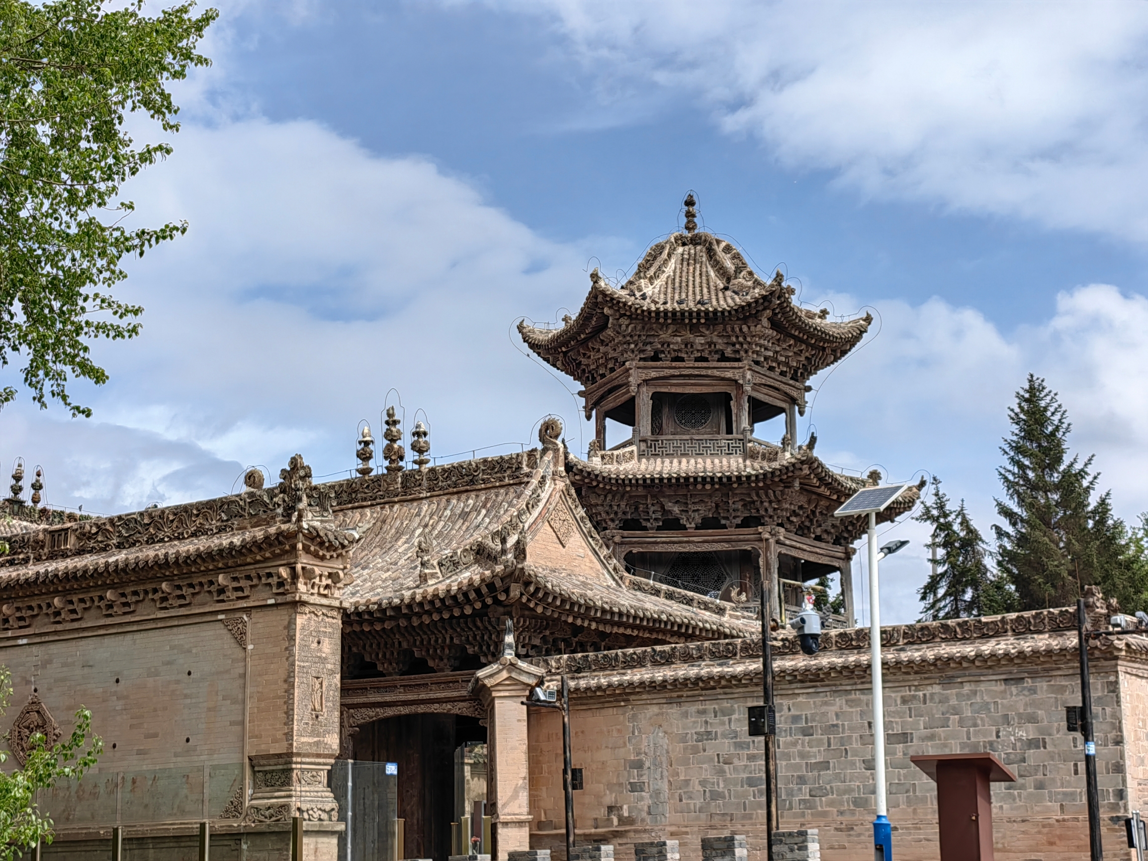A scenic view of Haidong Hongshuiquan Qingzhensi