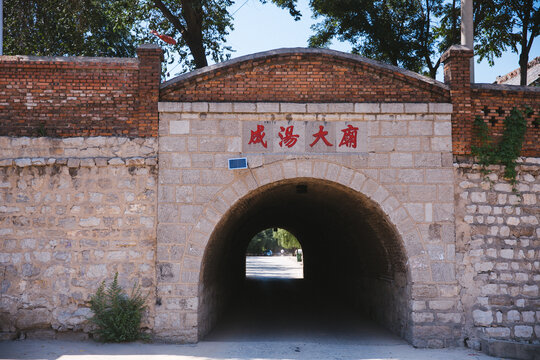 A scenic view of Handan Chengtang Temple Gate