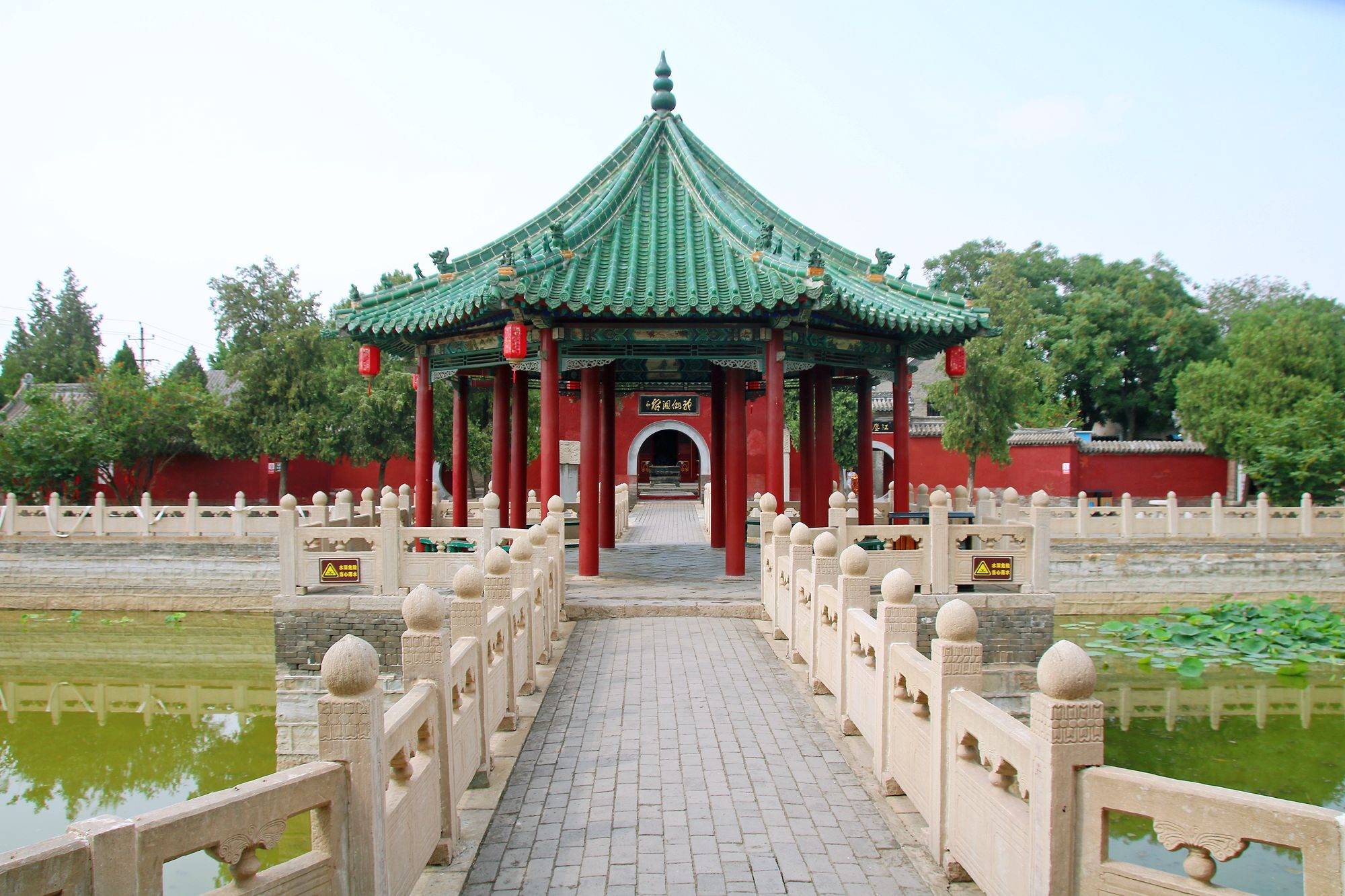 A scenic view of Handan Huangliangmeng Luxian Shrine