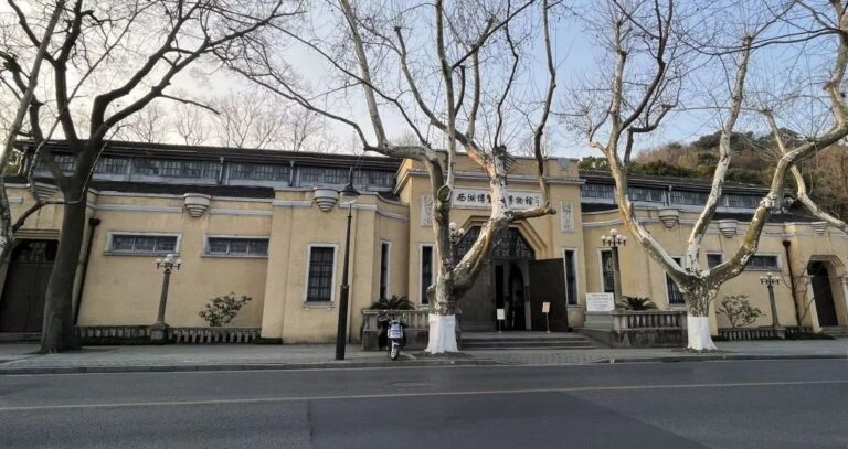 Your Ultimate Travel Guide to Hangzhou Diyi Jie and the Scenic Xihu Bolanhui Gongyeguan Jiuzhi