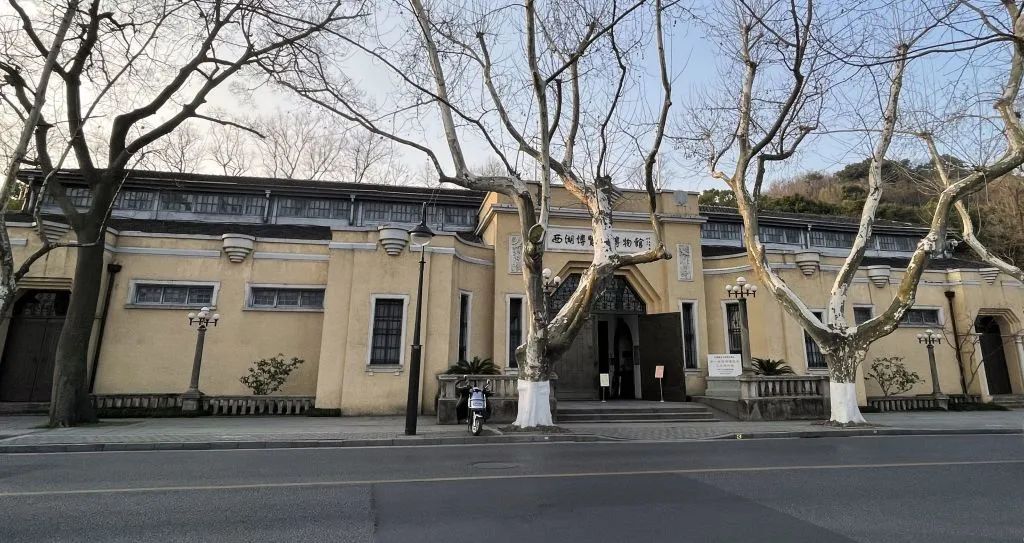 A scenic view of Hangzhou Diyi Jie Xihu Bolanhui Gongyeguan Jiuzhi