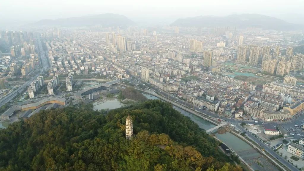 A scenic view of Hangzhou Gongchenta Ji Gongchensi Yizhi