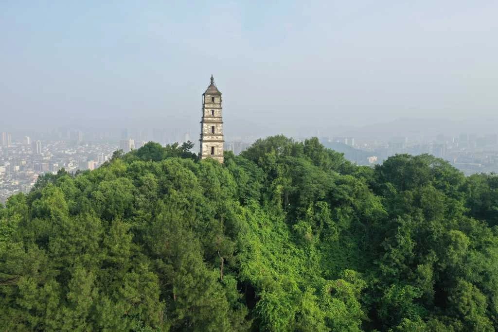 A scenic view of Hangzhou Gongchenta Ji Gongchensi Yizhi