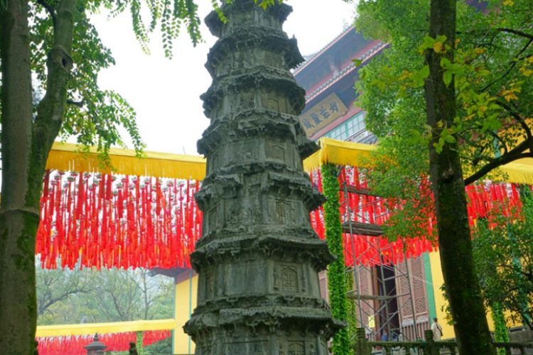 A scenic view of Hangzhou Lingyinsi Shita He Jingchuang