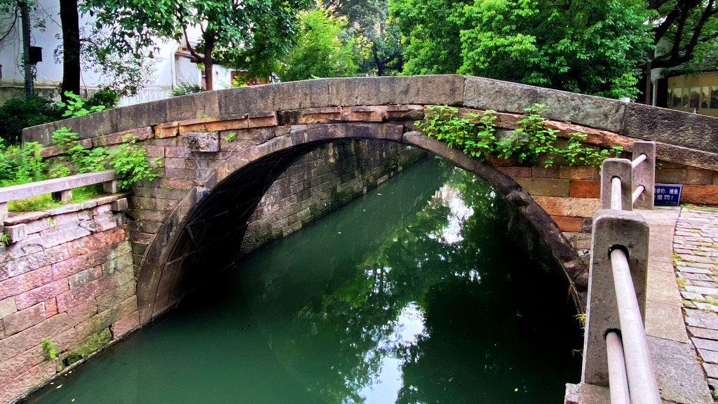 A scenic view of Hangzhou Zhongyiqiao
