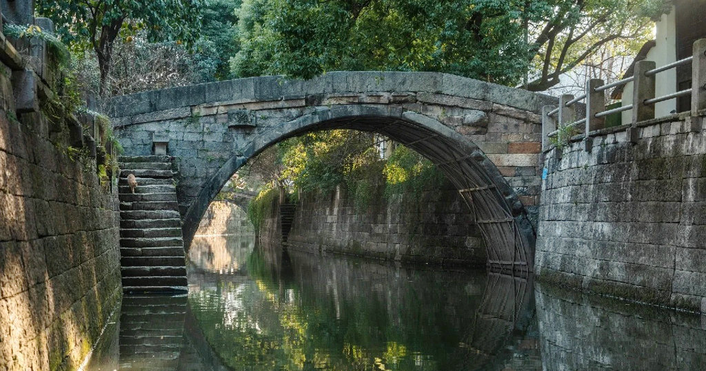 A scenic view of Hangzhou Zhongyiqiao