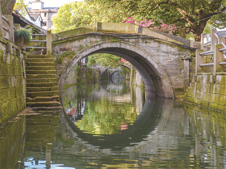 A scenic view of Hangzhou Zhongyiqiao
