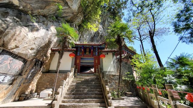 A scenic view of Hanzhong Lingyan Temple Cliff Carvings